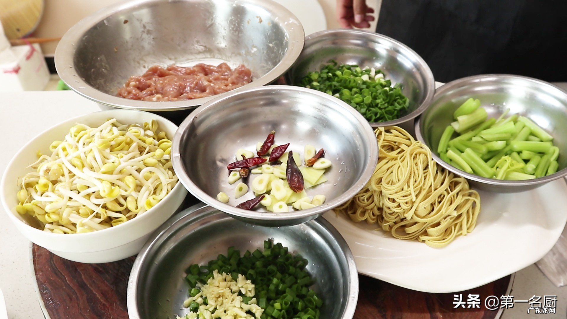 水煮肉片怎样做才好吃大厨详细讲解小技巧不等看完就饿了 水煮肉片的家常做法步骤