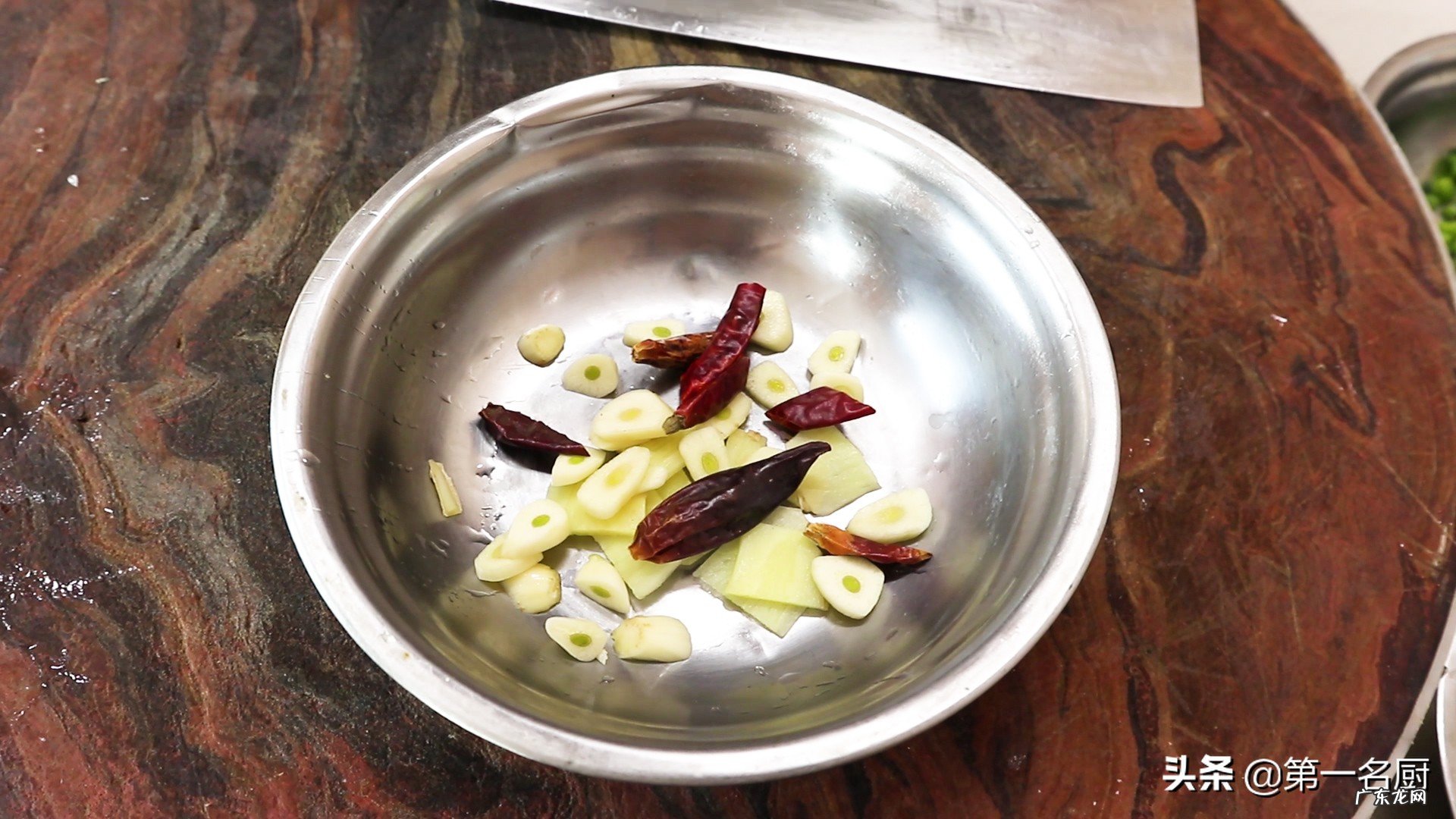 水煮肉片怎样做才好吃大厨详细讲解小技巧不等看完就饿了 水煮肉片的家常做法步骤