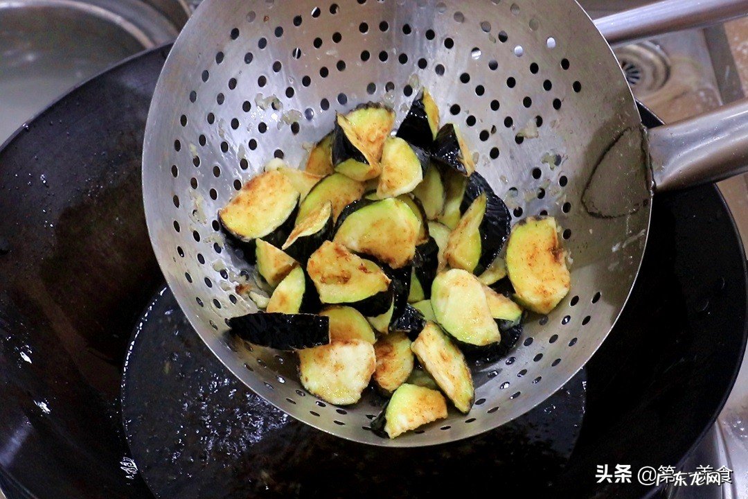 红烧茄子家常做法外酥里嫩不油腻做法简单详细看了食欲大增 红烧茄子的家常做法步骤