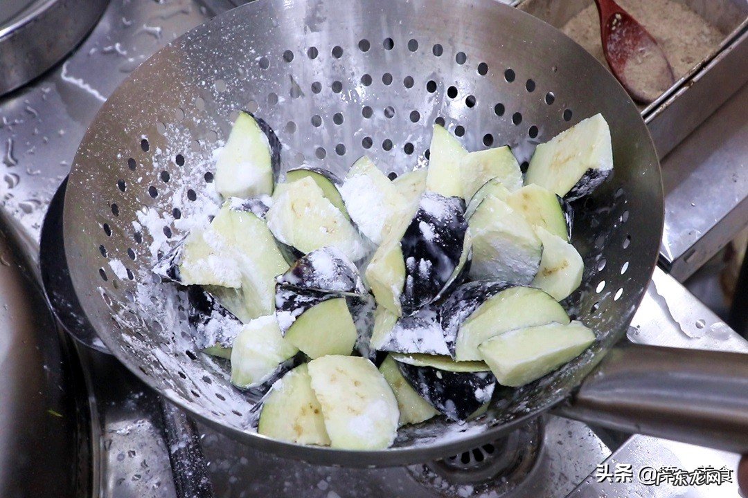 红烧茄子家常做法外酥里嫩不油腻做法简单详细看了食欲大增 红烧茄子的家常做法步骤