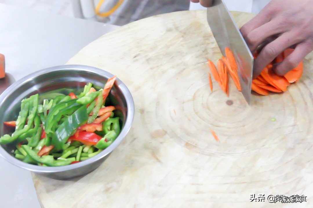 鱼香肉丝的家常做法简单易学色香味俱全实用接地气 鱼香肉丝的家常做法材料