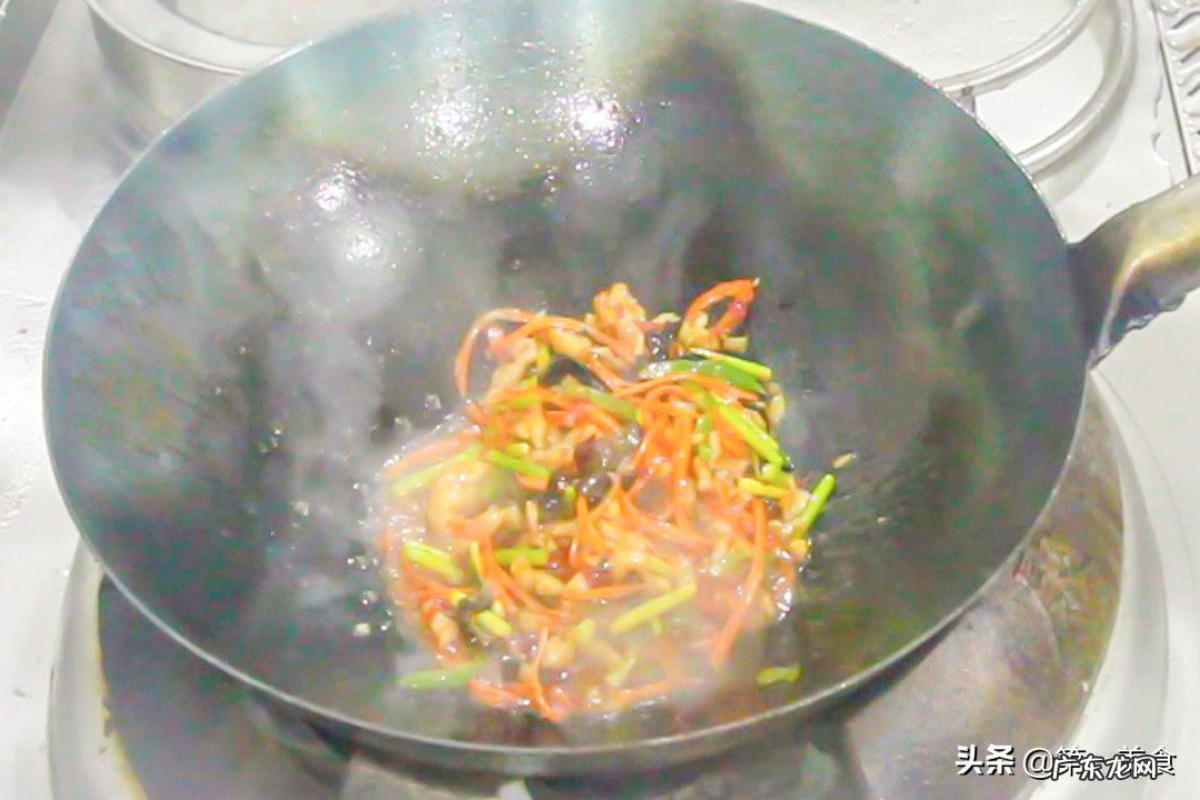 鱼香肉丝的家常做法简单易学色香味俱全实用接地气 鱼香肉丝的家常做法材料