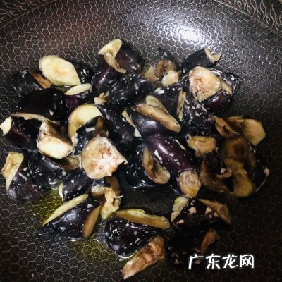 一分钟教会你红烧茄子这样做隔壁小孩都馋哭了 红烧茄子最简单的做法步骤
