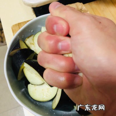 一分钟教会你红烧茄子这样做隔壁小孩都馋哭了 红烧茄子最简单的做法步骤