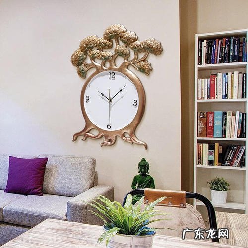 客厅钟表悬挂勿随意 家里客厅挂时钟挂东方好吗风水讲究