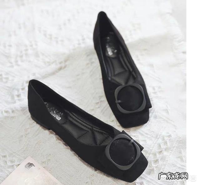 白色裤子搭配什么鞋子好呢?