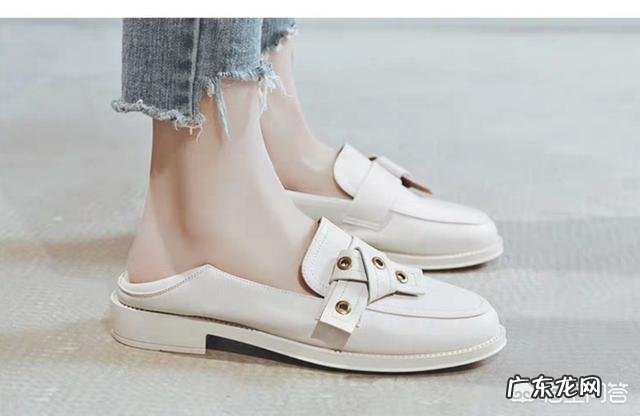 白色裤子搭配什么鞋子好呢?