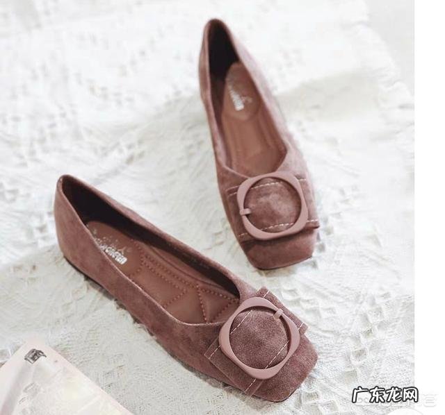 白色裤子搭配什么鞋子好呢?