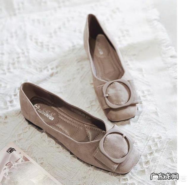 白色裤子搭配什么鞋子好呢?