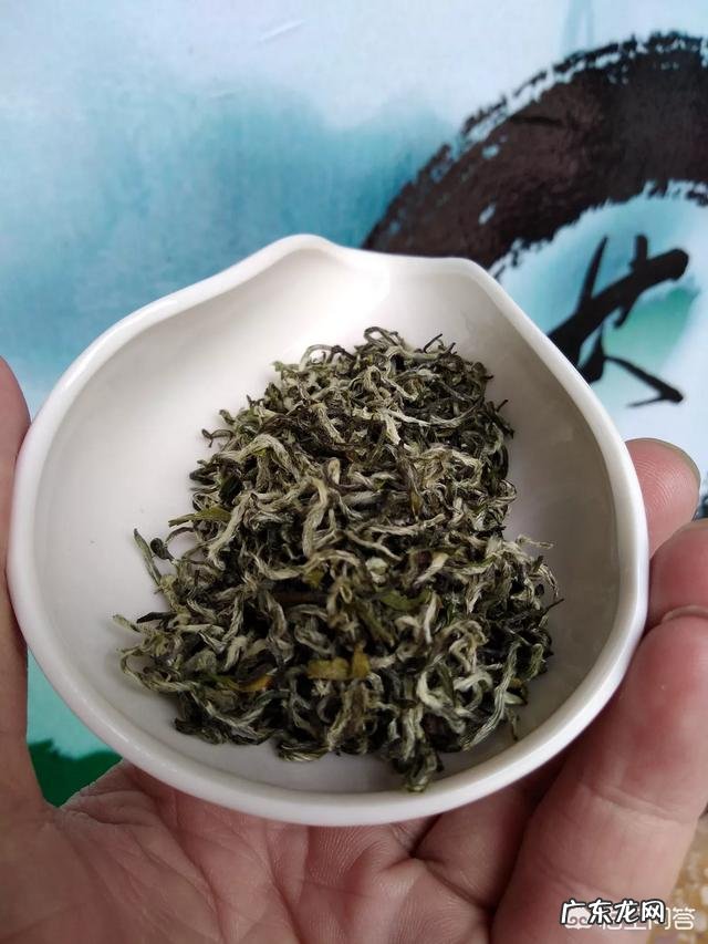 泡茶时是先倒水再放茶叶还是先放茶叶再倒水?