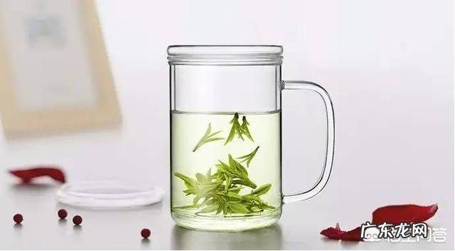 泡茶时是先倒水再放茶叶还是先放茶叶再倒水?