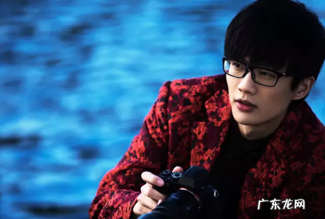 许嵩这首冷门歌曲,忧伤的歌声果然名副其实! 伤声歌词翻译