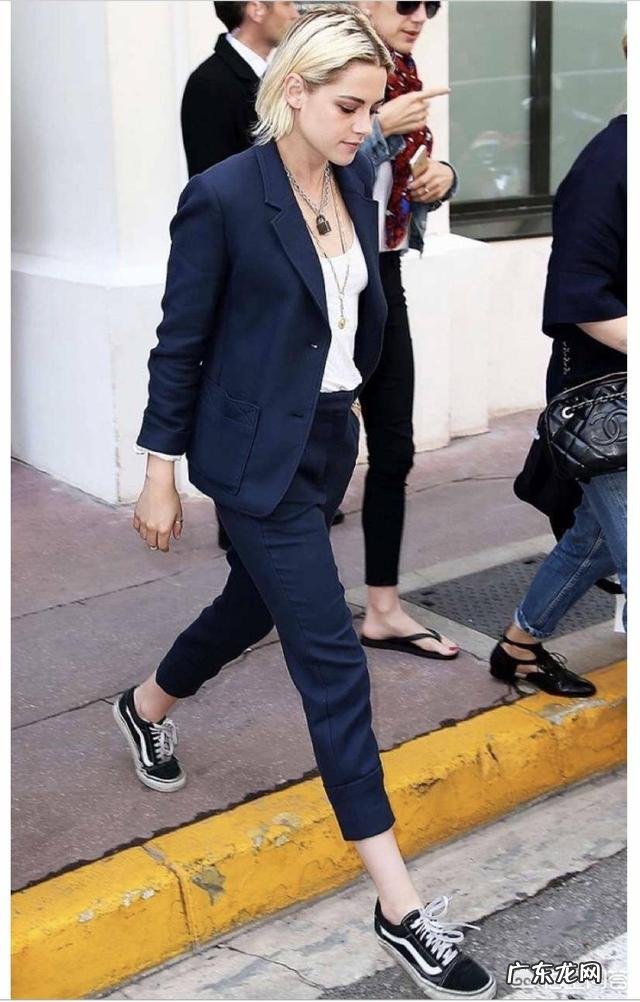 一双帆布鞋如何搭配出时尚的感觉?