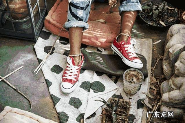 一双帆布鞋如何搭配出时尚的感觉?