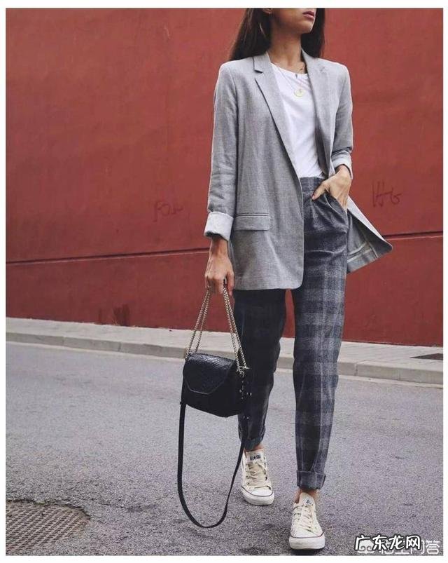 一双帆布鞋如何搭配出时尚的感觉?