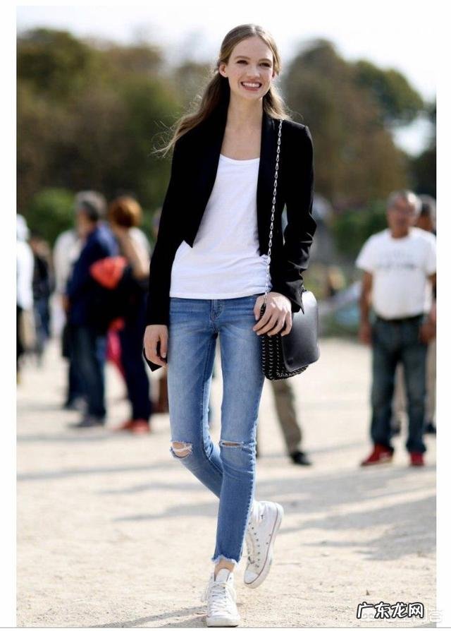 一双帆布鞋如何搭配出时尚的感觉?