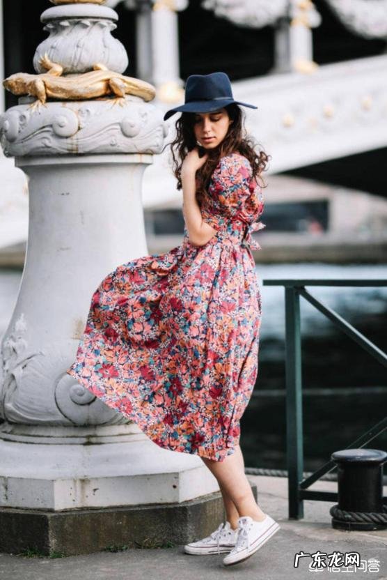 一双帆布鞋如何搭配出时尚的感觉?