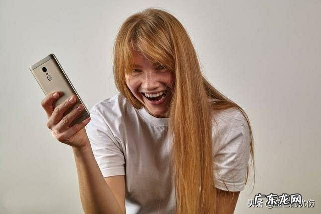 同事关系，男给女发黄色表情，女也不抗拒，男女分别是什么心态？