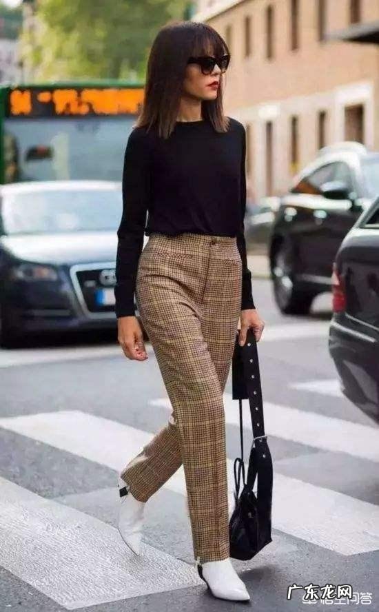 英伦风的格子裤子怎样搭配上衣和鞋子?