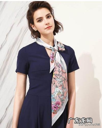 如何用一根丝巾“C位出道”?