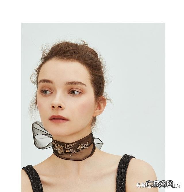 如何用一根丝巾“C位出道”?