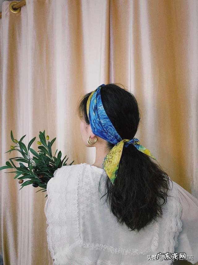 如何用一根丝巾“C位出道”?