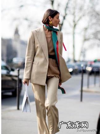 如何用一根丝巾“C位出道”?