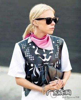 如何用一根丝巾“C位出道”?