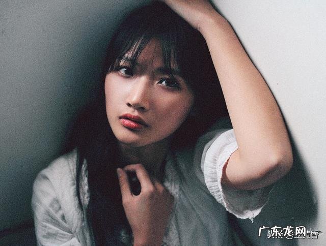 当你的心情比较低沉时，若用文字来表达，会选择写现代诗吗？