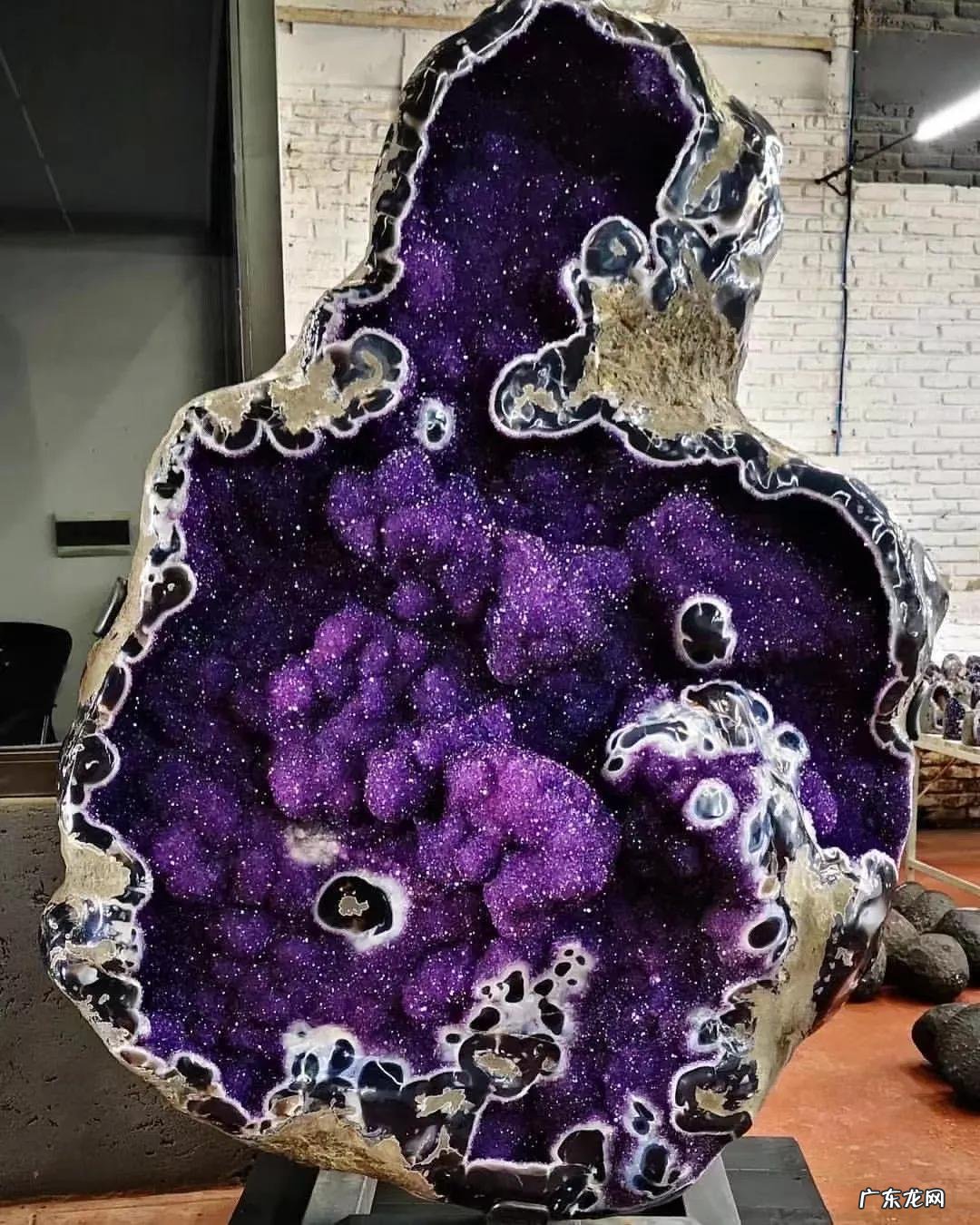 紫晶洞,聚宝盆,钱袋子的区别 紫晶洞和聚宝盆的风水区别图