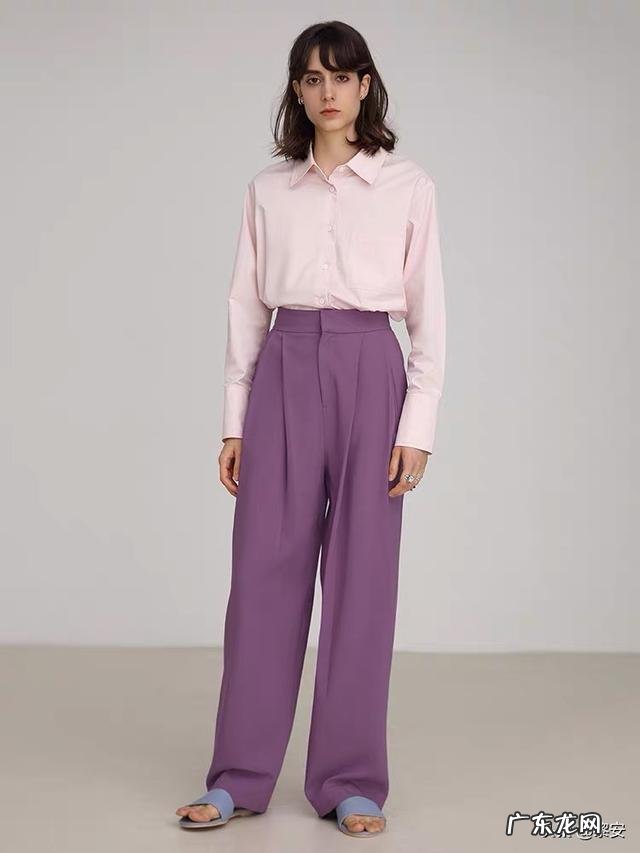 深紫色扩腿裤应该怎么搭配?