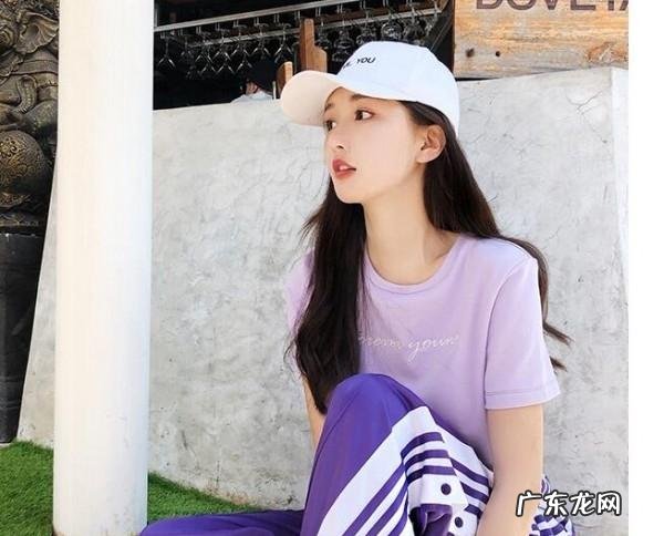 深紫色扩腿裤应该怎么搭配?