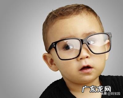 小孩子配眼镜去医院好还是眼镜店好?