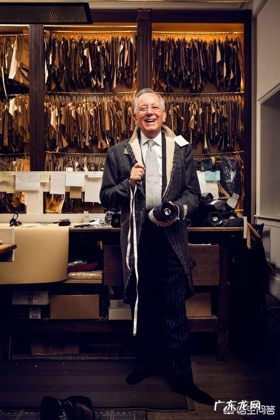 穿西服很时尚,为什么西服袖子上有扣子?