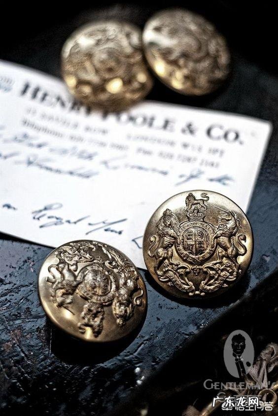 穿西服很时尚,为什么西服袖子上有扣子?