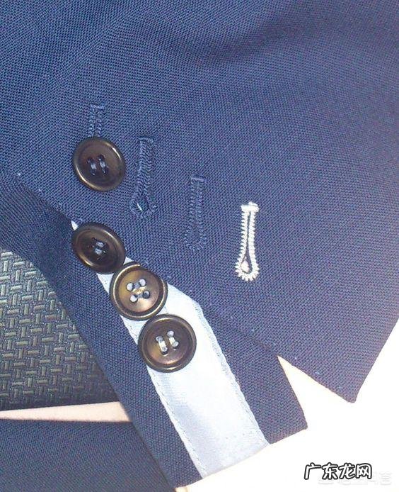 穿西服很时尚,为什么西服袖子上有扣子?