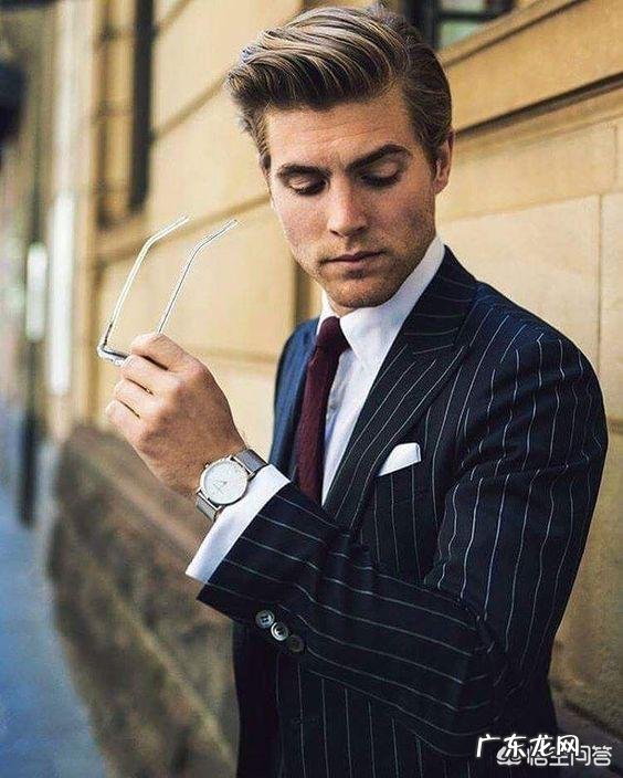 穿西服很时尚,为什么西服袖子上有扣子?