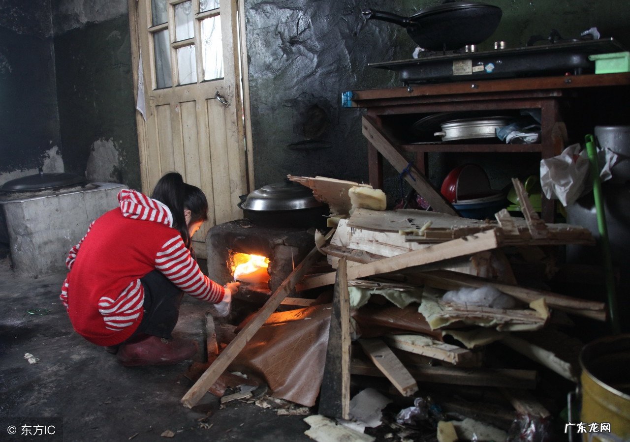 农村老话“不看家中宝 风水家里大门前长草