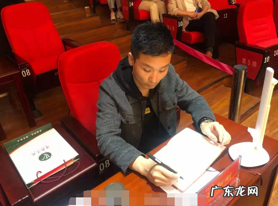 岁刘和刚被聘为高校教授站位受簇拥曾家境贫寒都没钱治病 刘和刚的个人资料简介哪里人