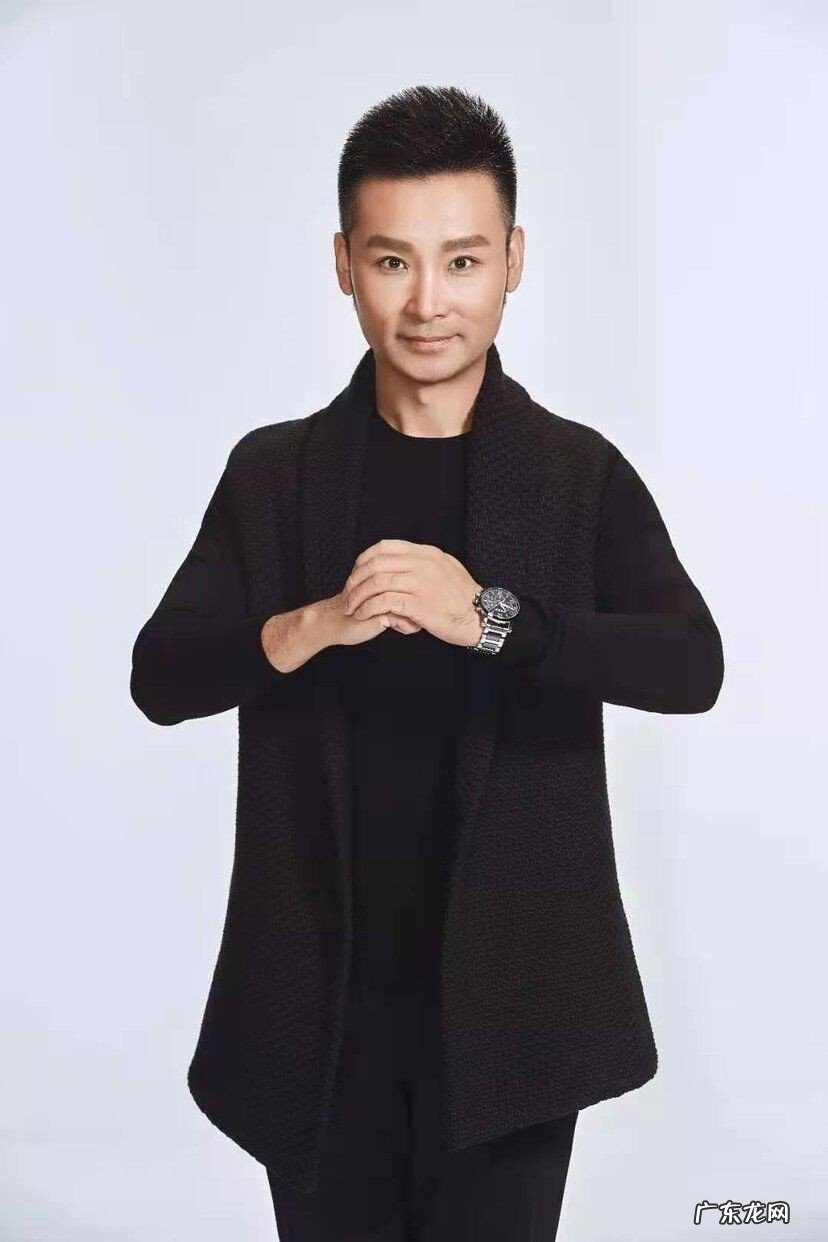 岁刘和刚被聘为高校教授站位受簇拥曾家境贫寒都没钱治病 刘和刚的个人资料简介哪里人