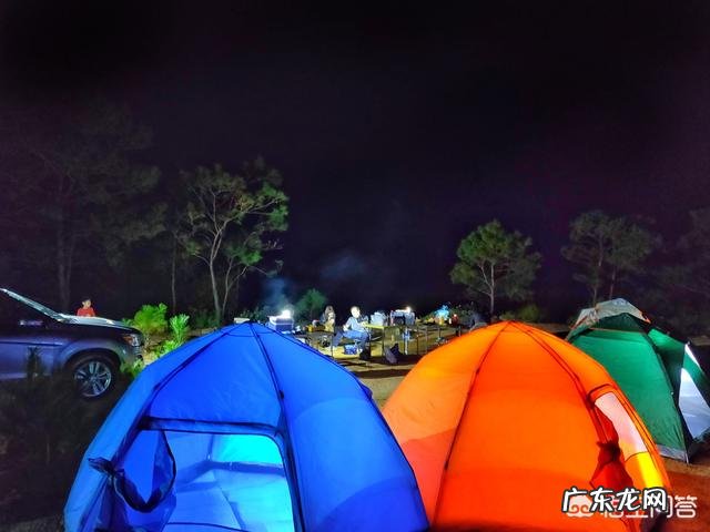 在野外应该如何选择宿营地址？