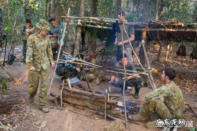 在野外应该如何选择宿营地址?