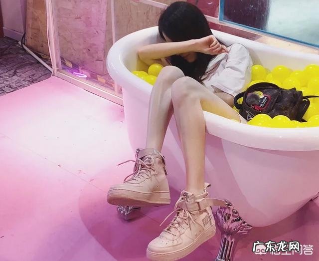 穿连衣裙搭配什么鞋子更时尚?一定要穿高跟鞋么?