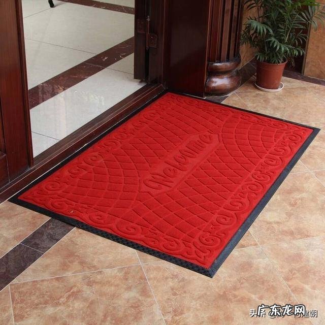 地胶上的黑色划痕 地上铺一块黑地胶风水