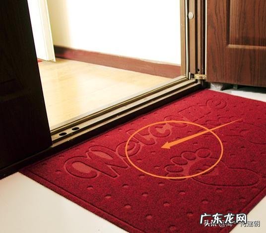 地胶上的黑色划痕 地上铺一块黑地胶风水