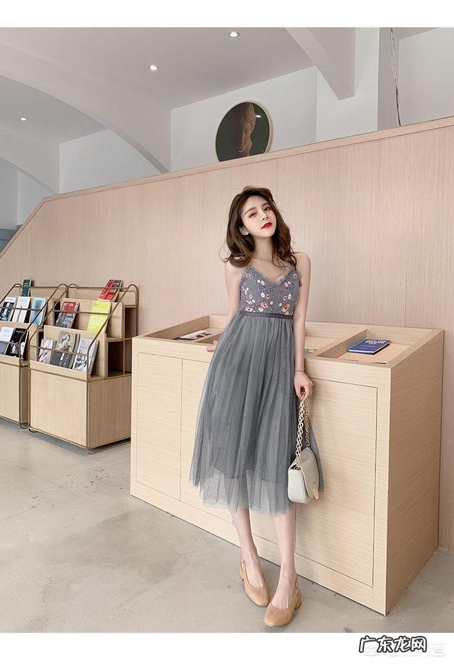 能不能给我推荐一些好看的小裙子啊,连衣裙半身裙都可以,长短也没有多大要求?