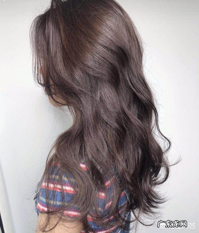 皮肤偏黑的女生染什么颜色的头发比较好?