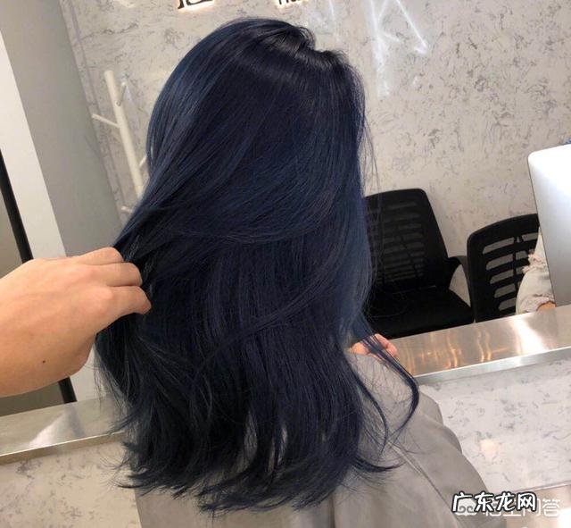 皮肤偏黑的女生染什么颜色的头发比较好?