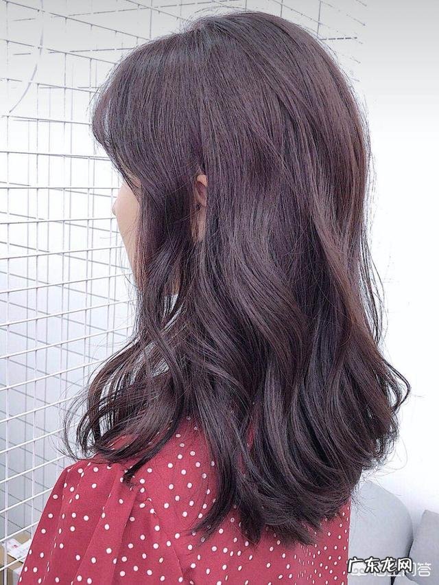 皮肤偏黑的女生染什么颜色的头发比较好?