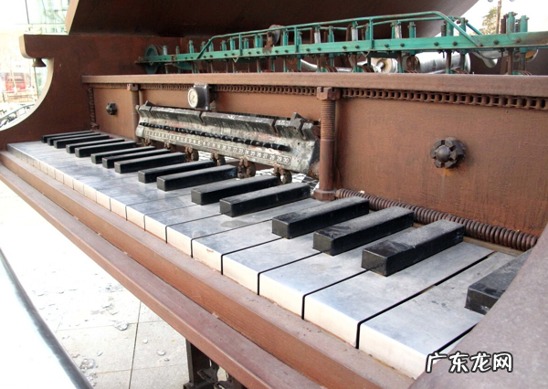 钢琴在家到底应该摆在哪 家里卧室钢琴摆放风水